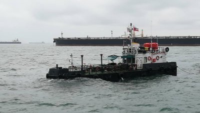 大马海事执法机构在丹绒比艾海域东南方向4.1海哩处，发现一艘非法停泊的油槽船（后方）。