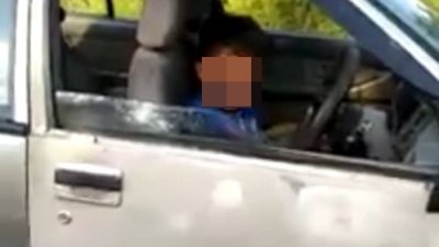9岁男童开车上路的视频，在网上疯狂，警方事后发文证实这起案件，并表示将向男童的父亲即车主，开出罚单。