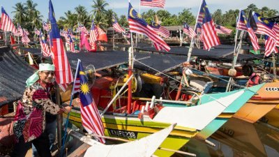 扎希迪为渔船安装国旗，借此提高民众的爱国意识。