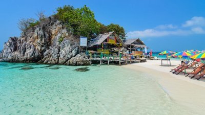 泰国在上周出现了几起新冠肺炎确诊病例，原定10月向外国游客开放普吉岛的计划，被迫喊停。