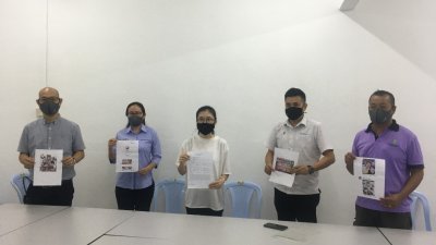 陈芷筠（左３）促请大耳窿不要骚扰她和家人了，左起吴宗海、王育璇、方美铼及杜建慖。