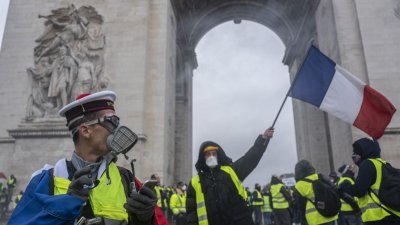 法国“黄背心”示威游行当地时间周六，在当地新冠肺炎疫情仍严峻的情况下卷土重来，约300人被捕。