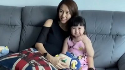 陈慧茱本月初和女儿一同入境新加坡时，除了获得一套电子监测器，也接到7天的居家通知。