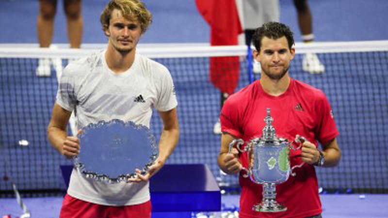 奥地利次号种子蒂姆（右）在美国网球公开赛男单决赛，以3比2逆转战胜德国5号种子兹维列夫，夺得职业生涯首座大满贯冠军。