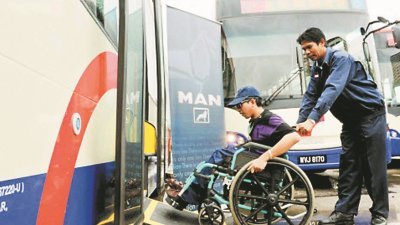 潘银珠指出，近年来，我国的公共巴士有为残障人士提供坡道，以方便他们上下车，是一大进步，但在其他方面的无障碍设施如捷运、人行道及停车位等，仍存在许多不足。
