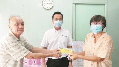 《东方日报》记者刘淑娟（右）移交9623令吉捐款支票给郑金泉，江初仪（中）见证。