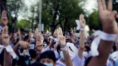 泰国反政府示威持续延烧，以曼谷法政大学学生为主体的学生团体“法政与游行联合阵线”于周六，在法政大学发起大型政治集会活动，无视官方施压，坚持上街呼吁改革君主制。