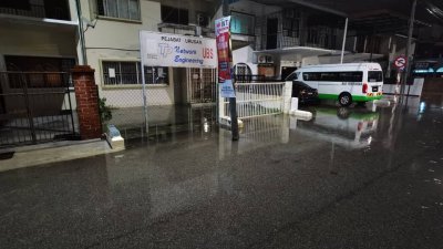 周五的豪雨导致王金辉路发生水灾。