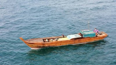 一艘印尼渔船私闯入境而遭到大马海事执法机构扣留。