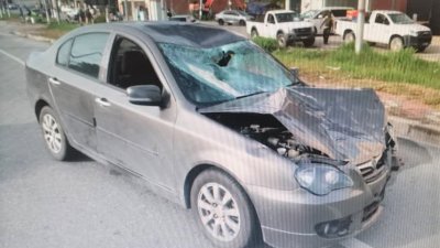涉祸轿车在事发后，车镜及引擎盖严重凹陷。