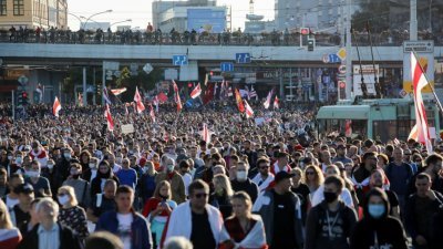 在白罗斯首都明斯克，无数示威者周日聚集街头抗议，要求总统卢卡申科下台，现场人潮涌动。（路透社）