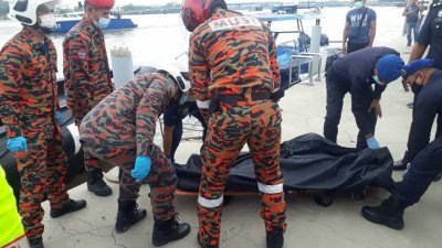 搜救队伍将莫哈末阿兹万的遗体送回岸边，交由警方进行后续调查。