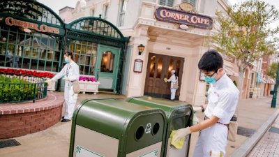 香港迪士尼乐园自7月15日暂时闭园以来，至今已逾2个月。园方周二表示，乐园将于来临周五再次重开，图为园区内的防疫人员，正对乐园中的设施进行消毒工作。（图取自中通社）
