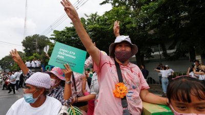有示威者于周二在泰国首都曼谷市中心进行抗议游行，旨在要求罢免现任首相巴育。而泰国警方日前以冒犯君主罪及相关罪名，起诉了多名学生领袖。