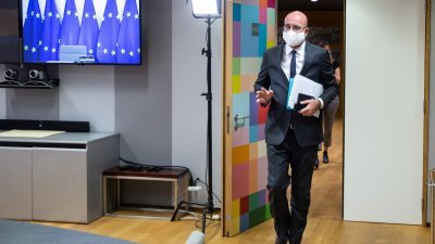 欧洲理事会主席米歇尔戴著口罩现身欧洲理事会总部，准备与德国总理默克尔和土耳其总统埃尔多安举行会议。（图取自路透社）