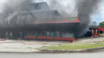 司南马一间2令吉商店发生火灾，并冒出黑色的浓烟，消拯员仍在努力灭火。