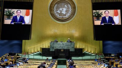日本首相菅义伟在联合国大会上，透过视频发表讲话。（图取自联合国/路透社）