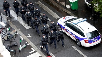 巴黎《查理周刊》办公室旧址，5年后再现攻击事件导致4人受伤，牵动法国反恐敏感神经。大批警察在案发地点展开调查，严密戒备，气氛紧张。（路透社）