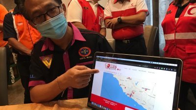 刘志良（坐者）促请国内的组织或民众提供各地的AED位置，以让更多人得知AED的位置，及时展开急救工作。