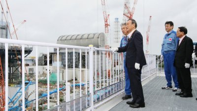 日本首相菅义伟在一众官员的陪同下，视察福岛第一核电站及震灾核灾传承馆。