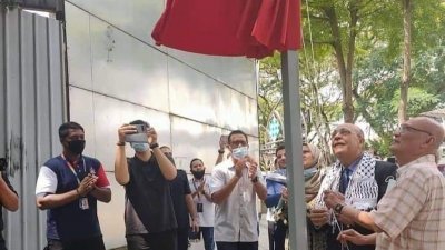 诺希山（右起）周六联同瓦利德阿布阿里等人，一起为“巴勒斯坦路”新路牌主持揭幕仪式。（取自联邦直辖区面子书）