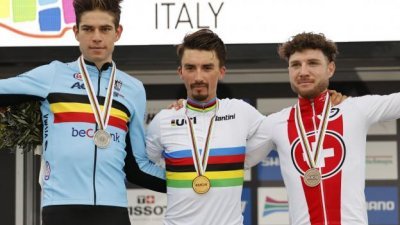 法国名将阿拉菲利普（中）在意大利伊莫拉公路脚车世锦赛夺冠，比利时超新星范阿特（左）和瑞士小将希尔什分别获得亚军和季军。