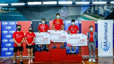 陈炳橓（左起）与吴柳莹和姜志昂（右1），与男单亚军丹尼斯、冠军甘以帆、季军林志权在颁奖礼上合照。