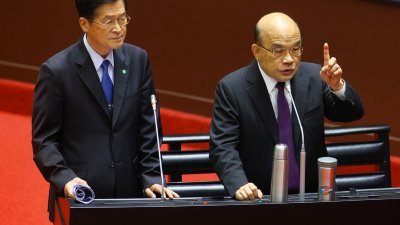台湾行政院长苏贞昌（右）和国防部长严德发，周二在立法院接受质询。