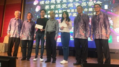 何子孟（左4）颁发总会会员子女奖励金予两名申请者，左起为李恩祁、赵轩福、黄守群及王季群。