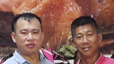 魏有龙（左）和魏添枝宣布，暂停举办“传承粽香庆端午”活动。