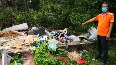 许汉宏（右）巡视新城市花园随意乱丢弃的垃圾堆，并指前市议员没做事。