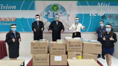 韩中家协署理主席张舜庆带领公司职员运送2000个面罩至韩江中学，由江美俐校长及方益东副校长接领。