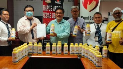 黄汉伟（左3）移交34瓶灭蚊药予槟城卫生局代表黄汉辉医生（左2）。陪同出席者包括亚逸布底州议员选区助理方建明（右3）。