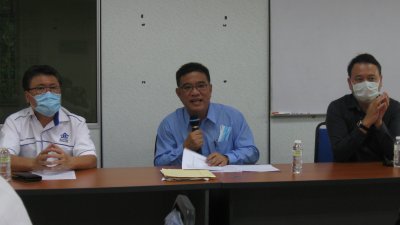 黄汉伟（中）促请中央政府立刻重启马来西亚我的第二家园计划。
