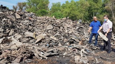 林桂亿（右）在6月份亲自到双溪督江工业区一个临时非法洋垃圾场巡视，对堆积如山的垃圾也深感头疼。