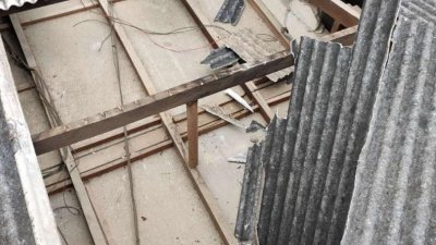北干那那凯达益花园4间房屋日前遭受一阵怪风袭击，导致屋瓦被掀起开天窗。