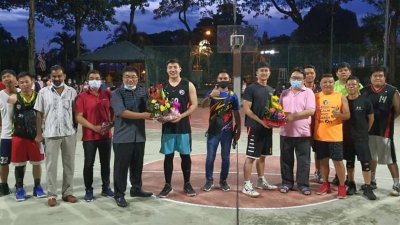 江加埔莱新村篮球队友谊赛后，陈午峤（左6）颁奖予胜出队伍。