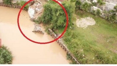 乌鲁地南智南华小食堂后方河壁遭河水冲刷，7月间出现坍塌。