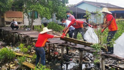 80名来自非政府组织、政府机构、私企的志愿者参与“世界清洁日大扫除”活动。 