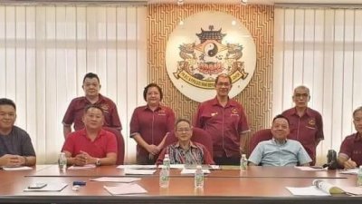 马来西亚华人神庙总会首届理事会议在新山总部会所召开，由张锦昌（前左4）主持开幕。 