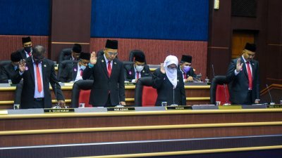 4名新任国阵古来市议员周日宣誓，独缺马华代表。（图取自古来市议会面子书）