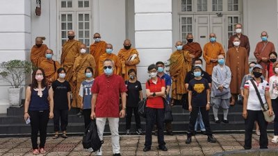 约30名僧侣及信徒周四现身法庭，给予释迦圣法岩佛寺支持。