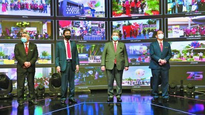 赛夫丁阿都拉（右2）周四为国营电视台创立75周年庆主持开幕礼。左起为广播局总监拿督鲁扎因、通讯部副部长拿督扎希迪及秘书长拿督斯里莫哈末蒙德。（图取自马新社）
