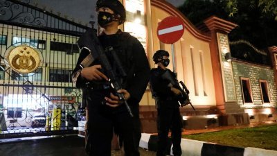 印尼媒体报导，一名持枪女子周三傍晚走进位于雅加达南区的国家警察总部开火，当场被警方击毙。警方在事件发生后加强戒备。（图取自路透社）