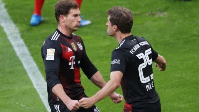 穆勒助攻戈雷茨卡（左）打进全场唯一进球，助拜仁慕尼黑客场以1比0战胜莱比锡红牛。（图取自路透社）