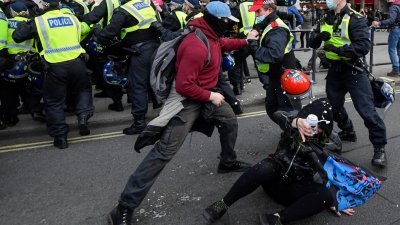 英国首都伦敦当地时间周六有数千名示威者响应号召，参加反对《警察、犯罪、量刑与法院法案》的游行，而当天示威者与警方发生冲突，有26人被捕、10名警察受伤。  （图取自路透社）