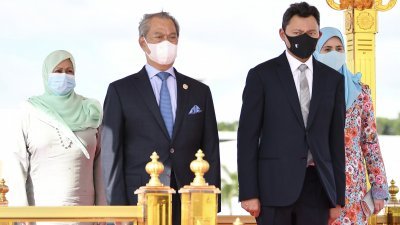 首相丹斯里慕尤丁抵达汶莱展开为期2天的官访行程，图为汶莱王储兼首相署高级部长阿尔慕达迪比拉（右2）在机场，迎接慕尤丁（左2）。