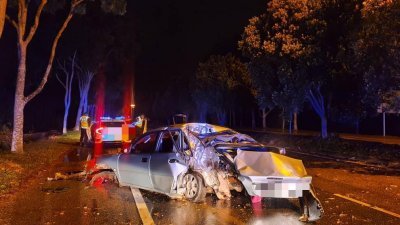 宝腾华嘉轿车严重撞毁，司机当场毙命。