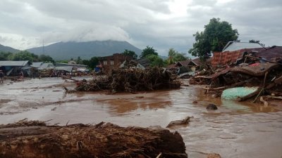 印尼东南部和东帝汶连日遭受热带气旋塞洛亚（Seroja）影响，暴雨引发土石流和洪水，灾情严重。图为印尼东努沙登加拉省东弗洛里斯县，可见受损的屋子浸泡在洪水里。 （图取自安塔拉通讯社/印尼东弗洛里斯县区域灾害管理机构/路透社）