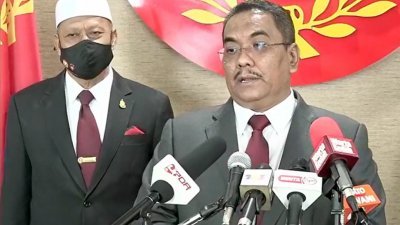 吉打州务大臣沙努西（右）在例常记者会上指州政府将发放津贴给乡委会主席及秘书，左为旺罗马尼行政议员。